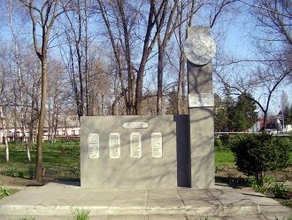 Памятник погибшим выпускникам