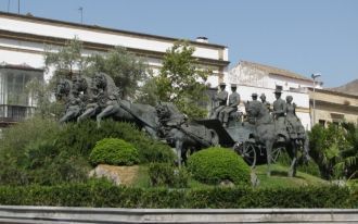 Памятник майским праздникам.