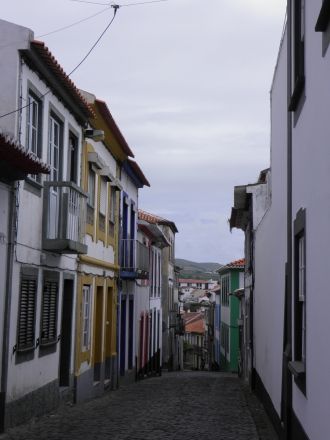 На улице города Ангра-ду-Эроишму.