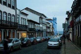 На улице города Ангра-ду-Эроишму.