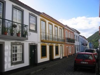 На улице города Ангра-ду-Эроишму.