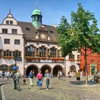 Жизнь города.