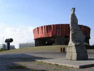 Памятник Николаю Островскому и здание му