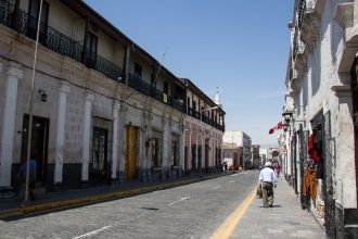 Колоритные улочки Перуанского города Аре