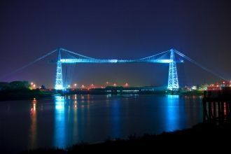 Мост-транспортер Ньюпорта ночью.