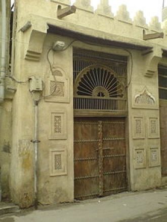 Дверь в традиционном архитектурном стиле