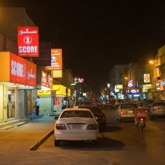 Ночные улицы Мухаррака, Бахрейн.