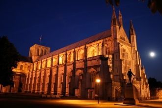 Винчестерский собор ночью