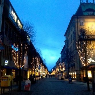 Главная улица в Йенчепинг ночью.