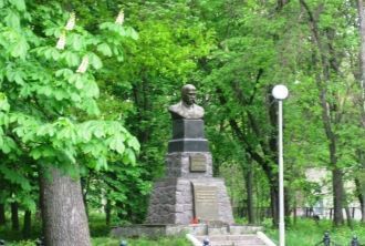 Памятник Тарасу Шевченко в Яготине.