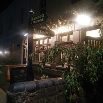 Ночная жизнь в городе Челтнем.