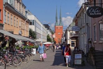 Жители на улицах города.