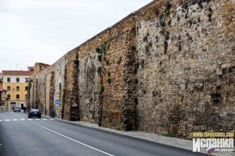 Улица около крепостной стены.