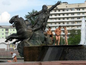 Местные дети.