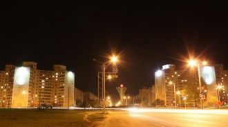 Одна из улиц Солигорска ночью.