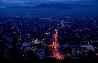 Ночные улицы. Призрен, Косово.