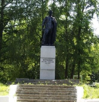 Памятник Д.А.Фурманову в городе Фурманов