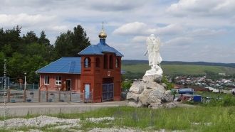 Звонница, храмовый дом и статуя Михаила 