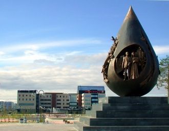 Памятник “Капля нефти”