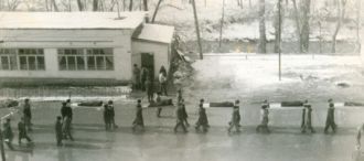 На носилках-барамах - останки убитых на 