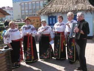 Люди празднуют День Города. Прохладный.