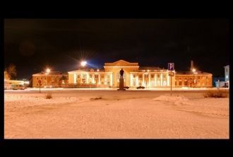 Железнородожный вокзал ночью.