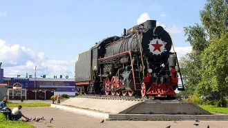 Паровоз – памятник железнодорожникам.