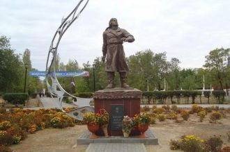 Памятник Чкалову.