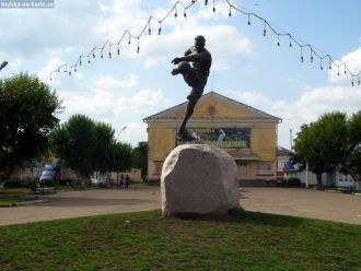 Памятник Всеволоду Боброву в Моршанске
