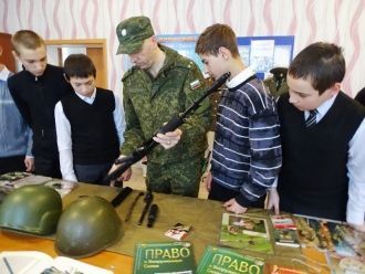 Местные школьники.