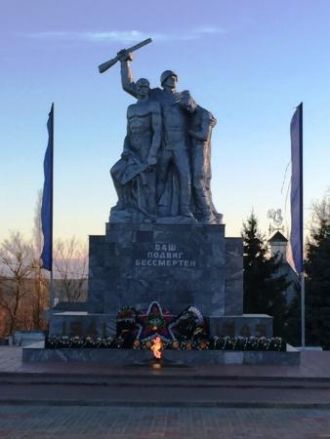 Памятник погибшим воинам.