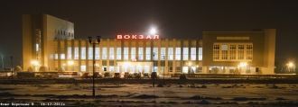Здание вокзала ночью.