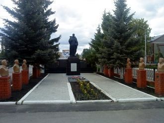 Памятник неизвестному солдату в поселке 