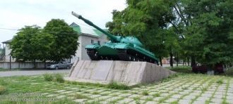 Памятник - тяжелый танк Т-10М на постаме