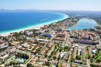 Курорт Алькудия Майорка с высоты.