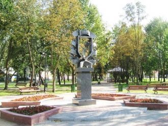 Геральдический знак в городском сквере