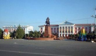 Памятник Байдибеку батыру.