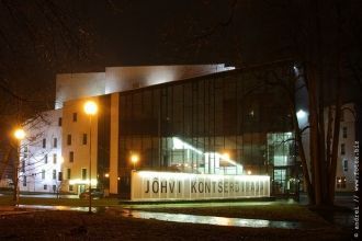 Концертный зал Йыхви ночью.