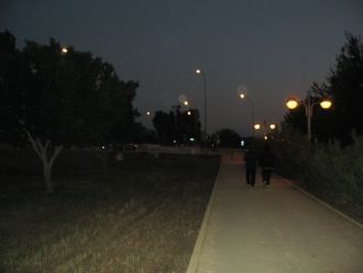 Улица Лакатамии ночью.