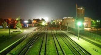 Железнодорожная станция ночью.