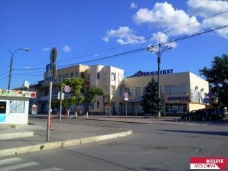 На улице города Страшены.