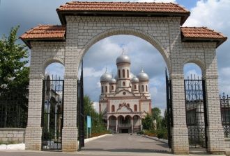 Арка входа на территорию собора в Дрокии