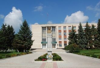 Дрокийский районный совет и памятник Сте