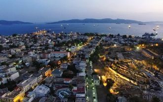 Город Элефис ночью.