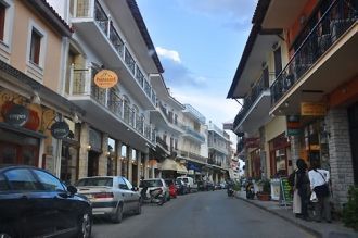 На улице города Левадия.