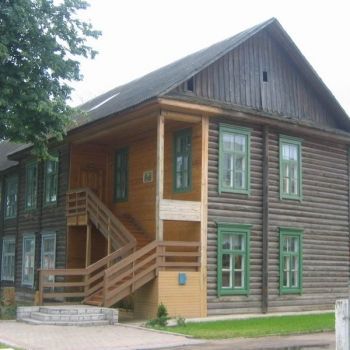 Бревенчатый дом. Здание бывшей школы, за