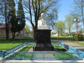 Памятник В.И.Ленину, установленный здесь