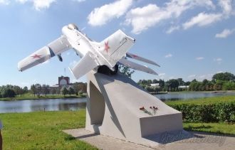 Самолет-памятник в Щучине.
