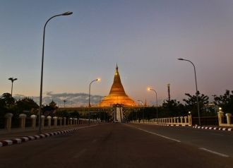 Ночные улицы Нейпьидо, Мьянма.