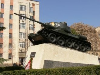 Памятник танку в Бельцах (Молдова).